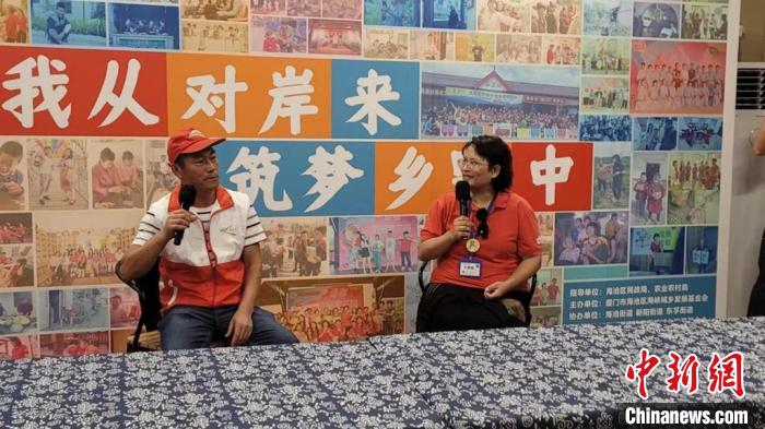 圖為周文考(左)和社造員王嘉麟(右)進行“筑夢”分享，　葉藝琳 攝