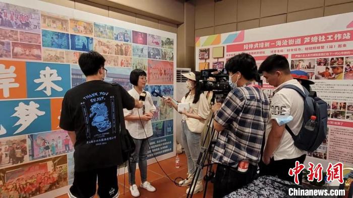 圖為李佩珍正在接受記者采訪?！∪~藝琳 攝