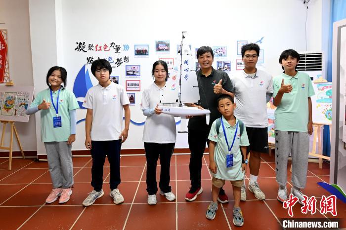 部分臺灣青少年學(xué)員與教練合影。　張金川 攝
