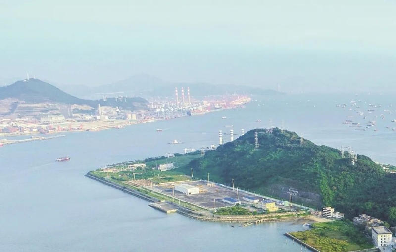 西氣東輸二線于2012年12月正式向香港特別行政區(qū)供氣，將清潔能源源源不斷地輸送到東方之珠。圖為管道進入香港前的最后一站——位于深圳的大鏟島壓氣站。