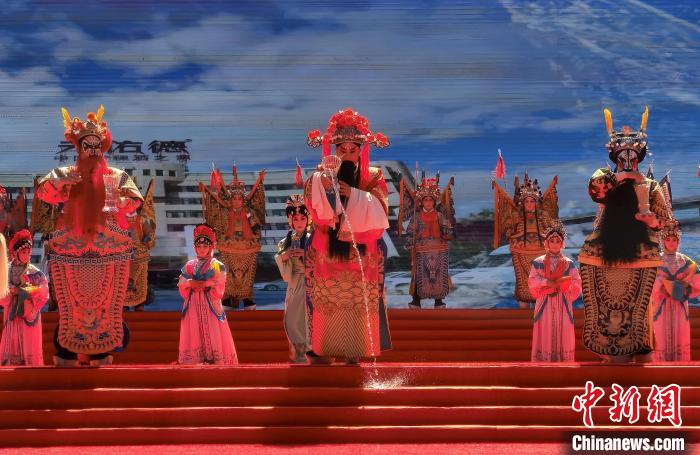 圖為開幕式引子《秦韻酒香》?！∑钤鲚?攝