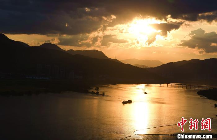 閩江江面被夕陽“染”成紅色?！⊥鯑|明 攝