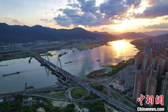 夕陽下美麗的閩江?！⊥鯑|明 攝