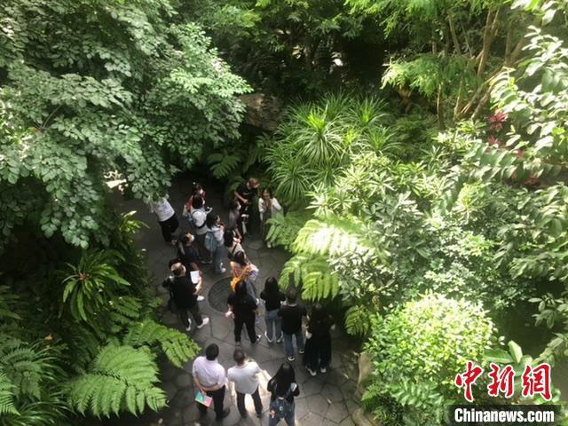 “爭先崛起看中部”——第十七屆全國網(wǎng)絡(luò)媒體山西行采訪團在熱帶雨林館聽取講解。　李庭耀 攝