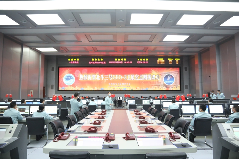 2020年6月30日，北斗三號(hào)最后一顆全球組網(wǎng)衛(wèi)星暨第55顆北斗導(dǎo)航衛(wèi)星成功定點(diǎn)在東經(jīng)110.5°工作軌位，標(biāo)志中國(guó)北斗衛(wèi)星導(dǎo)航系統(tǒng)向全球組網(wǎng)完成邁出重要一步。（圖源：中新社）