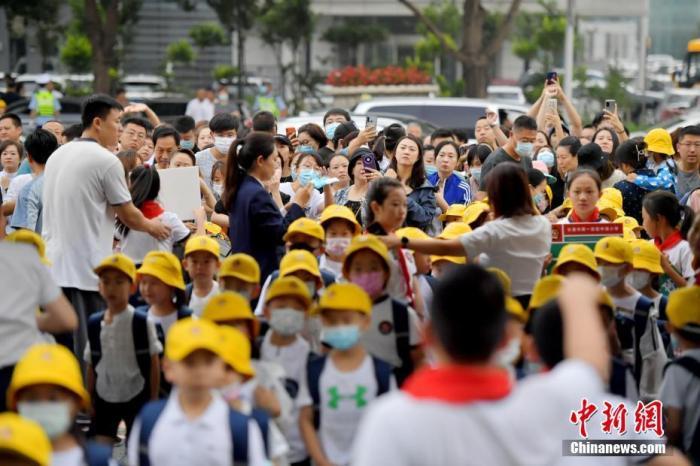 資料圖：新生家長們目送學(xué)生進入校園。 <a target='_blank' href='/'>中新社</a>記者 張瑤 攝