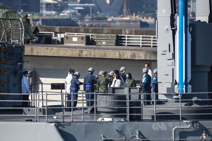 臺軍“漢光38號”實兵演習(xí)的重頭戲科目“海軍聯(lián)合截?fù)糇鲬?zhàn)實彈操演”26日上午登場，蔡英文登上基隆級艦校閱，是其上任以來第2次出海視導(dǎo)。 臺灣“中央社”圖 趙世勛 攝 
