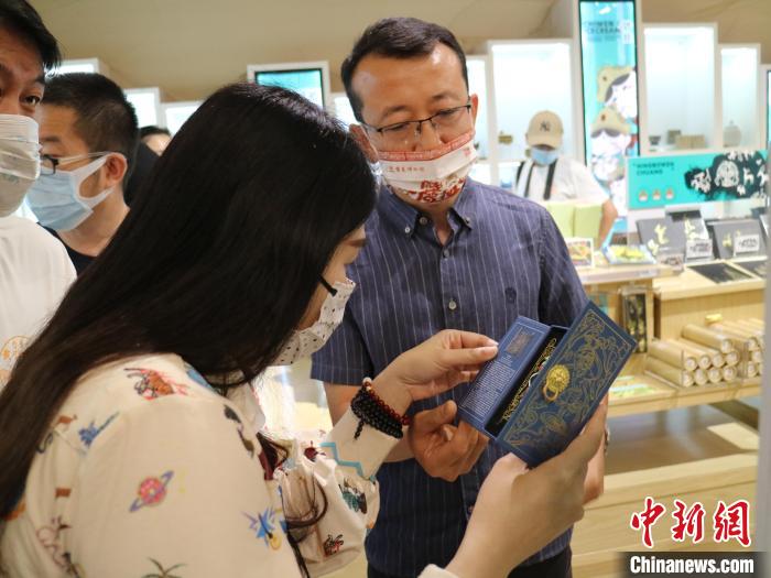 陳皇余在寧夏博物館了解文創(chuàng)產(chǎn)品?！?李元昊 攝