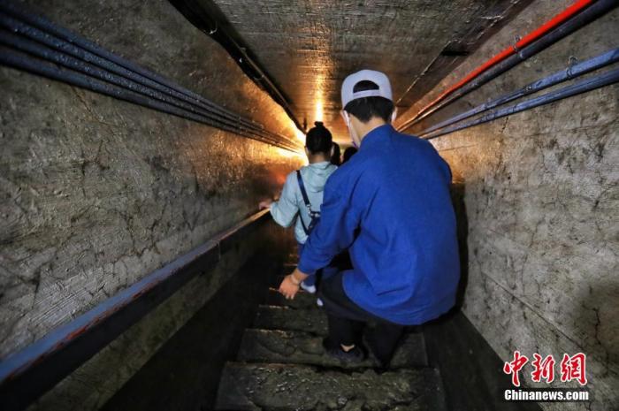 7月26日，內(nèi)蒙古呼倫貝爾市，參加“復(fù)興有我——在京臺(tái)灣青年邊疆行”活動(dòng)的臺(tái)青在世界反法西斯戰(zhàn)爭(zhēng)海拉爾紀(jì)念園地下要塞參訪(fǎng)。 <a target='_blank' href='/'>中新社</a>記者 李雪峰 攝