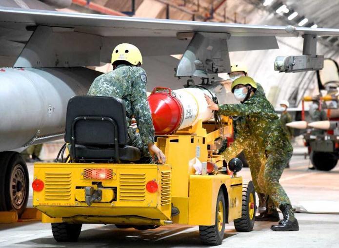 武掛分隊士官兵在佳山洞庫內(nèi)替F-16戰(zhàn)機進行空射型魚叉飛彈掛載。圖片來源：臺灣“中時新聞網(wǎng)”(臺“空軍司令部”提供)