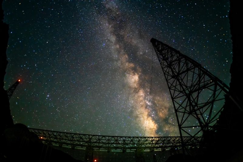 7月25日，夜空下的中國天眼（維護保養(yǎng)期間拍攝，長時間曝光照片）。（圖源：新華社）