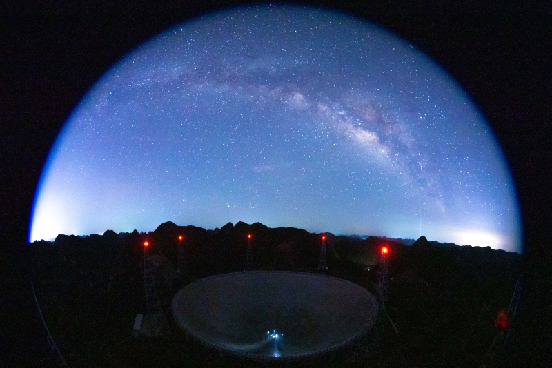 7月24日，星空下的中國天眼（維護保養(yǎng)期間拍攝，長時間曝光照片）。 （圖源：新華社）