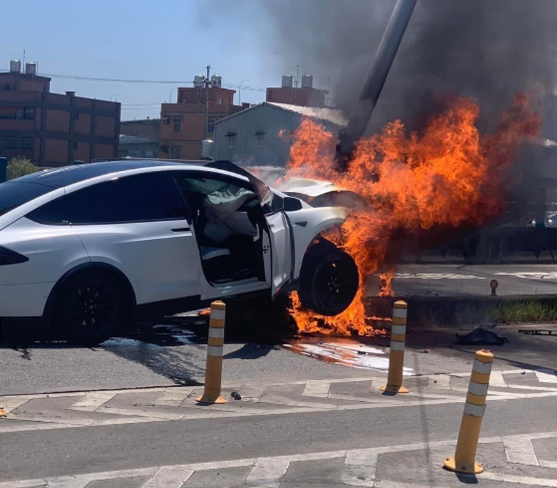 7月22日 林志穎駕駛的特斯拉，半輛車陷入火海。（翻攝記者爆料網(wǎng)） 圖片來源：臺灣“中時新聞網(wǎng)”.png