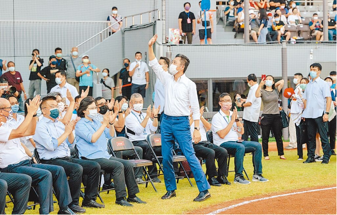 民進(jìn)黨桃園市長參選人林智堅爭議事件連環(huán)爆，若林的負(fù)面新聞開始拖其他縣市選情下水，將沖擊民進(jìn)黨選戰(zhàn)策略。圖為臺灣地區(qū)領(lǐng)導(dǎo)人蔡英文、林智堅22日出席開幕戰(zhàn)。(蔡英文辦公室提供)  圖片來源：臺灣“中時新聞網(wǎng)”.png