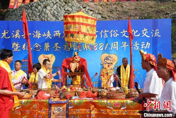 工作人員正在為蕭圣君信俗文化活動(dòng)現(xiàn)場做祭祀準(zhǔn)備。