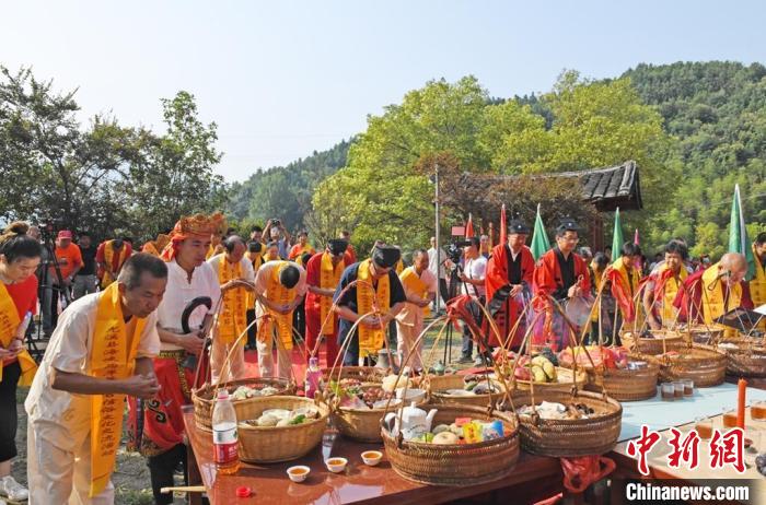 由主祭人帶領(lǐng)信眾祭拜蕭圣君。