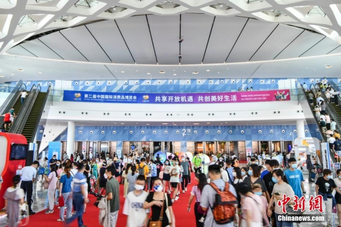 7月30日，第二屆中國國際消費品博覽會在海南?？陂]幕。據(jù)統(tǒng)計，本屆消博會總進場觀眾超28萬人次，各類采購商和專業(yè)觀眾數(shù)量超4萬人。 <a target='_blank' href='/'>中新社</a>記者 駱云飛 攝