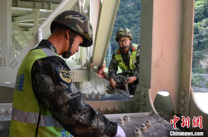 圖為武警官兵檢修通麥特大橋?！∫笥苋?攝