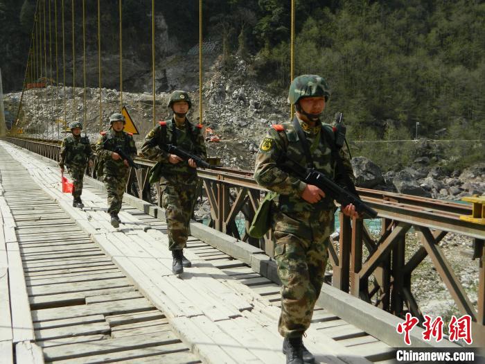 圖為武警官兵在橋上武裝巡邏?！∫笥苋?攝