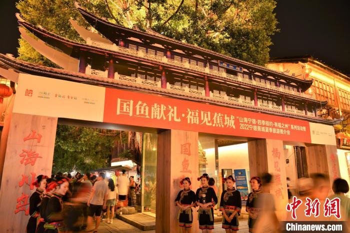 推介會(huì)吸引游客駐足觀看?！埍?攝