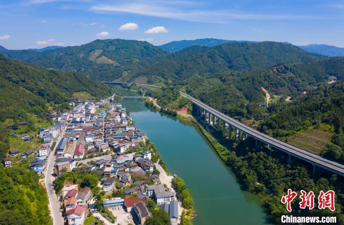 圖為無人機(jī)航拍的瓢里鎮(zhèn)?！『卫?攝