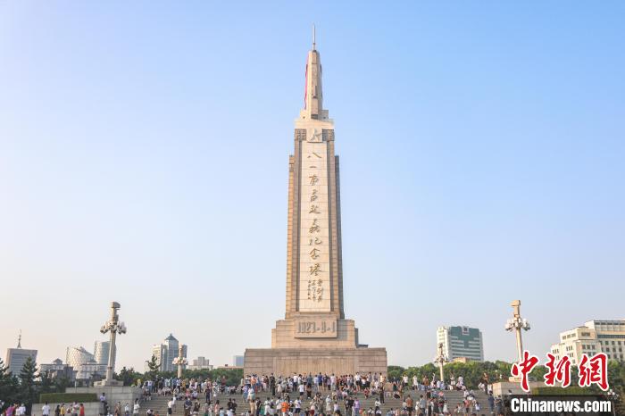 圖為不少市民在觀看完升旗儀式后在八一南昌起義紀(jì)念塔周圍參觀游覽?！⒘巍z