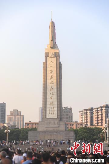圖為不少市民在觀看完升旗儀式后在八一南昌起義紀(jì)念塔周圍參觀游覽?！⒘巍z
