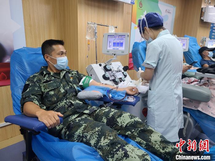 退伍軍人黃勇8月1日獻(xiàn)血?！∧蠈幨蝎I(xiàn)血辦供圖