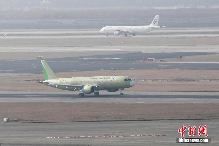 2019年12月27日，中國(guó)商飛C919大型客機(jī)106架機(jī)(前)從浦東機(jī)場(chǎng)第四跑道起飛。 <a target='_blank' href='/'>中新社</a>記者 殷立勤 攝