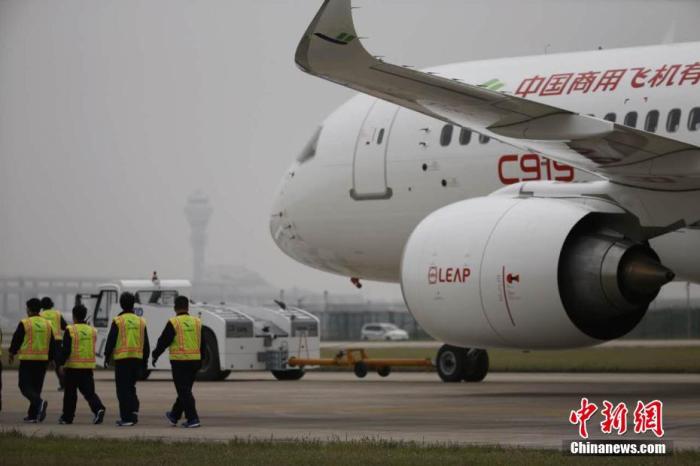 2017年5月5日，中國(guó)國(guó)產(chǎn)大型客機(jī)C919將在上海浦東國(guó)際機(jī)場(chǎng)首飛。圖為C919靜待首飛。楊駿 攝