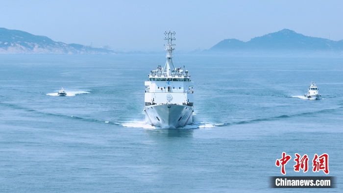 8月2日，臺灣海峽首艘大型巡航救助船“海巡06”輪與其他海巡船艇組成編隊，駛?cè)敫＝喜亢Ｓ?。海事供圖 