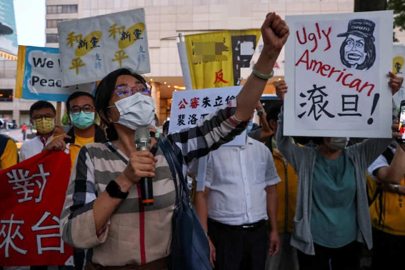 臺北街頭有民眾抗議佩洛西抵臺竄訪。（圖源：路透社）