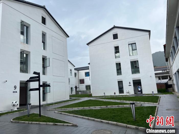 圖為營盤·國際青少年足球研訓基地?！±钜画[ 攝