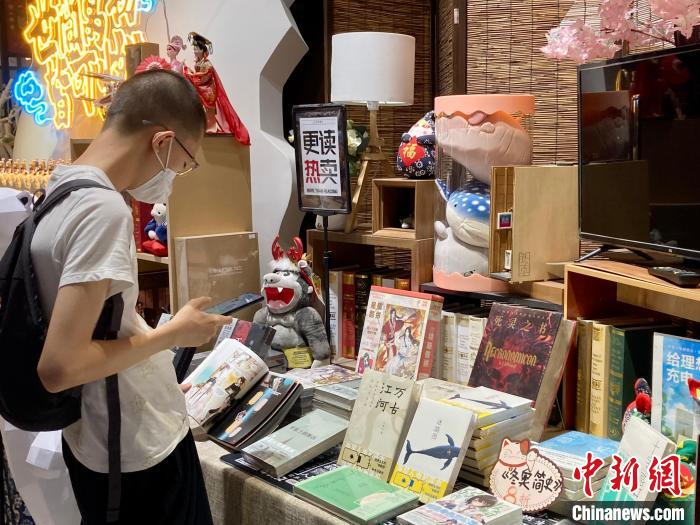 圖為更讀書社東城隆福店?！⌒戽?攝