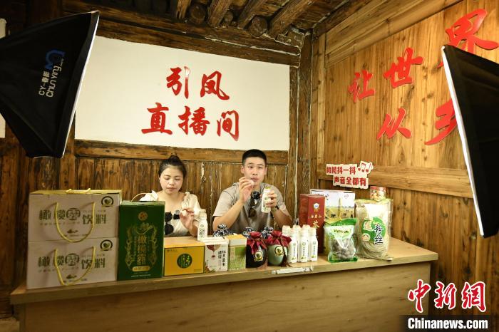 福建農(nóng)林大學(xué)學(xué)生直播推介閩清農(nóng)產(chǎn)品?！∈Y祖德 攝