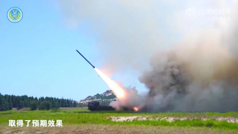 遠程火箭炮發(fā)射。（圖源：東部戰(zhàn)區(qū)發(fā)布的視頻截圖）