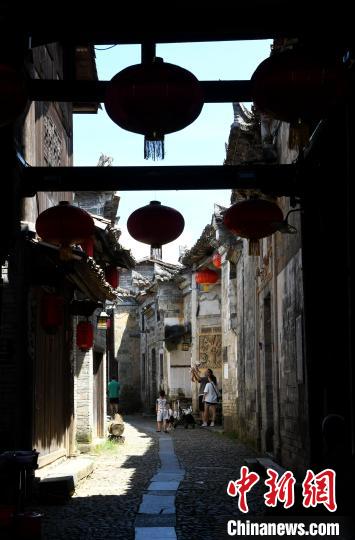 游客參觀和平古鎮(zhèn)老建筑?！⊥鯑|明 攝