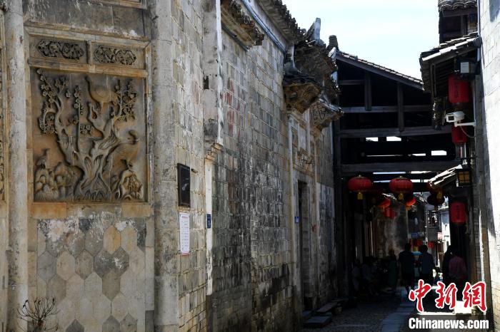 和平古鎮(zhèn)里的老建筑極具特色。　王東明 攝