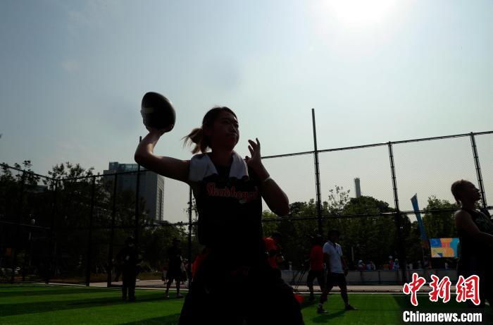 炎炎盛夏絲毫抵擋不住市民戶外健身的熱情?！珡┛?攝