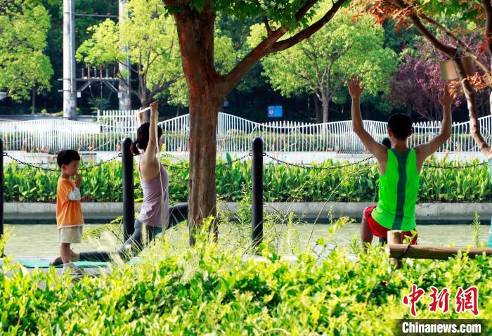 市民在蘇州河畔做瑜伽?！珡┛?攝
