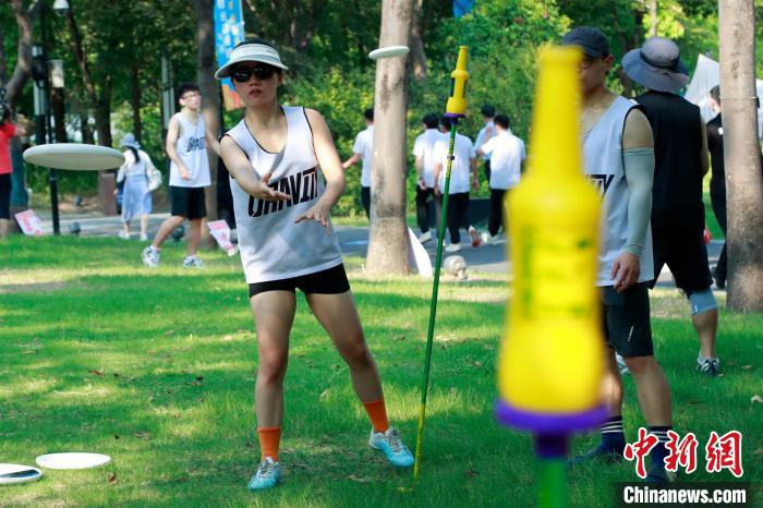 飛盤運動受到年輕人的青睞?！珡┛?攝