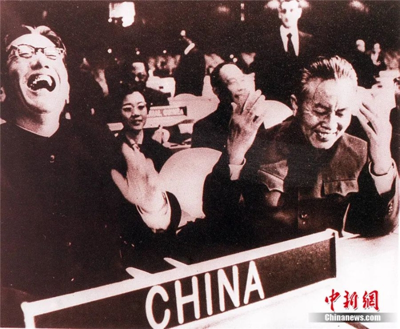 1971年10月25日，聯(lián)合國大會全體會議高票通過《恢復中華人民共和國在聯(lián)合國的合法權利》的決議，喬冠華(左)和黃華(右)在聯(lián)大中國代表席上。<a target='_blank' href='/'>中新社</a>發(fā)