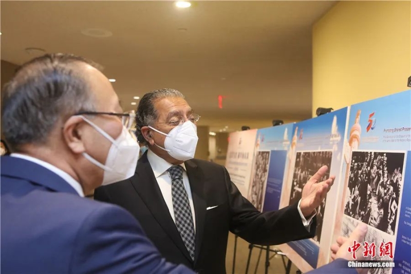 在紀念中華人民共和國恢復聯(lián)合國合法席位50周年主題展覽上，巴基斯坦常駐聯(lián)合國代表阿克拉姆指著一張第26屆聯(lián)合國大會通過第2758號決議后，代表們熱烈鼓掌的照片說，自己當時就在現(xiàn)場。<a target='_blank' href='/'>中新社</a>記者 馬德林 攝