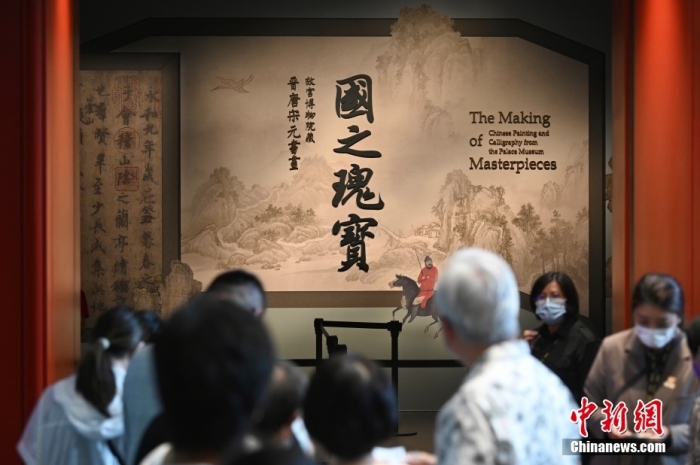 8月5日上午，香港市民到香港故宮文化博物館的展廳參觀特別展覽。“國(guó)之瑰寶：故宮博物院藏晉唐宋元書畫”展覽展出第二期、共15件國(guó)寶級(jí)古代書畫名品，包括家喻戶曉的千古名作《洛神賦圖》、《行書摹蘭亭序帖》、《水圖》等。圖為市民入場(chǎng)參觀。 <a target='_blank' href='/'>中新社</a>記者 李志華 攝