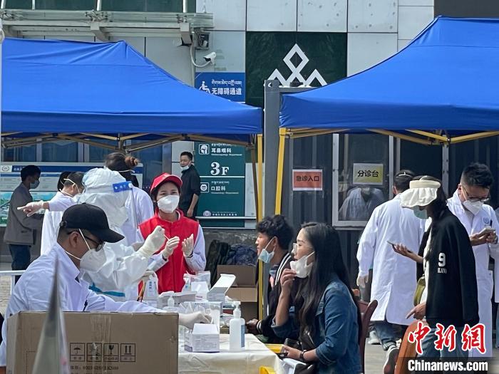 圖為西藏自治區(qū)人民醫(yī)院醫(yī)生正進行核酸檢測?！≮w朗 攝