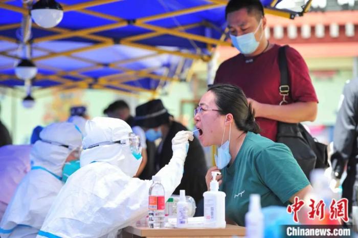 8月9日，西藏拉薩市民在城關(guān)區(qū)八廓街道魯固社區(qū)的核酸檢測現(xiàn)場進行核酸檢測。記者 貢嘎來松 攝
