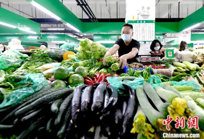 8月9日，拉薩市一農(nóng)貿(mào)市場內(nèi)，經(jīng)營者正在擺放菜品。據(jù)拉薩市官方當(dāng)日召開的新聞發(fā)布會消息，拉薩生活必需品儲備充足。記者 李林 攝