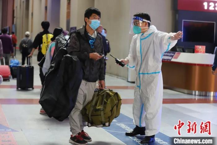 8月9日，拉薩火車站工作人員引導(dǎo)旅客進站。<a target='_blank' href='/'>中新社</a>發(fā) 李海星 攝