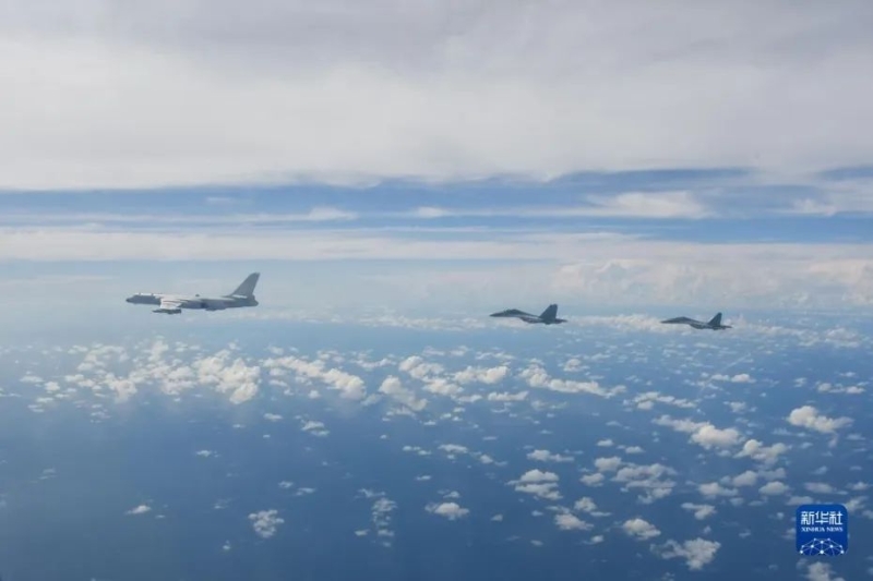 8月7日，中國人民解放軍東部戰(zhàn)區(qū)按計劃，繼續(xù)在臺島周邊?？沼蜻M行實戰(zhàn)化聯(lián)合演訓。這是戰(zhàn)機編隊飛行。圖片來源：新華網 李秉諭 攝
