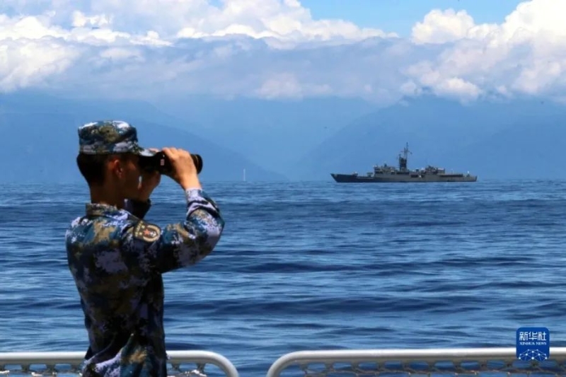 8月5日，中國人民解放軍東部戰(zhàn)區(qū)海軍繼續(xù)在臺島周邊海域展開實戰(zhàn)化訓練。這是某艦官兵在瞭望觀察。新華社發(fā) 林健 攝